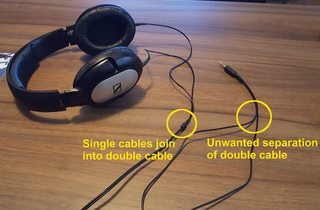 Photograph of headphones whose double cable has separated